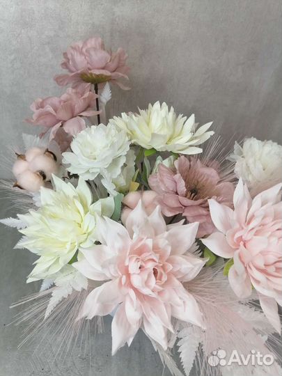 Композиция из искусственных цветов