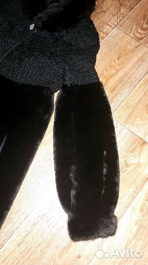 Шуба из мутона совмещенного с каракульчой и норкой