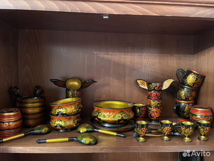 Набор новой столовой посуды хохлома+столик