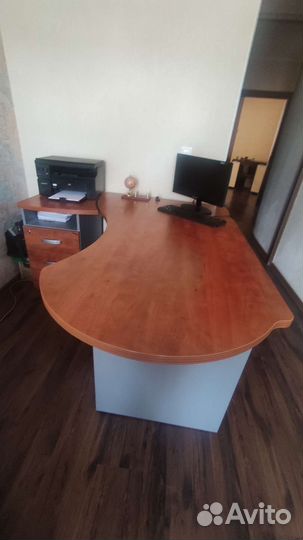 Стол офисный руководителя с тумбой