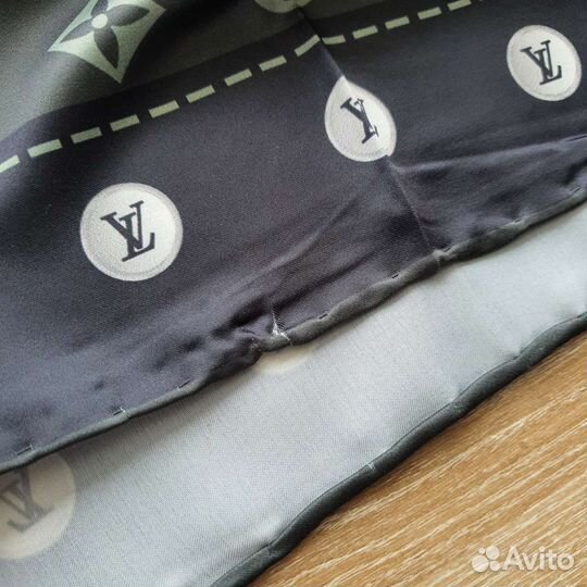 Платок Louis Vuitton шелковый зеленый