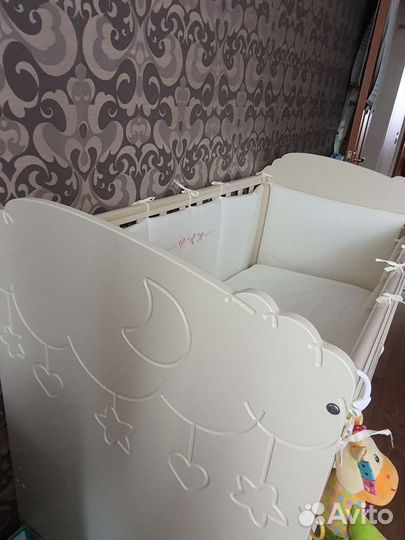 Детская кроватка с маятником