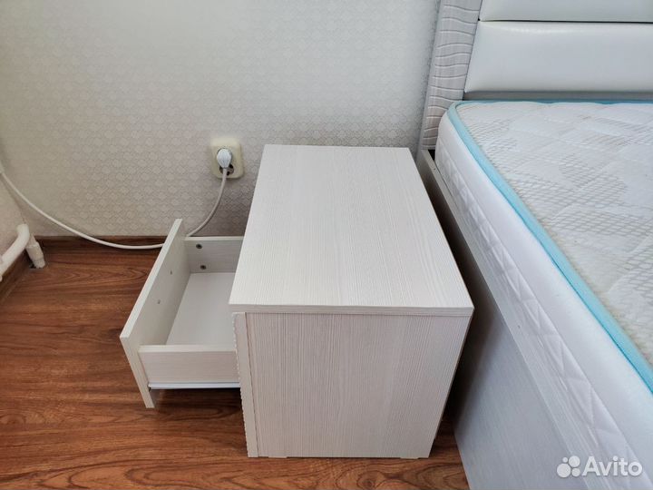 Тумба прикроватная