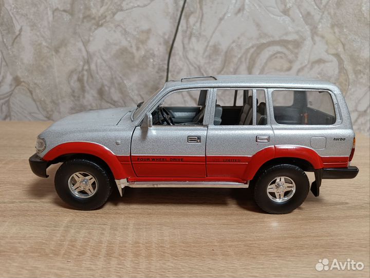 Toyota Land Cruiser 80 1:18 Road Tough, Signature