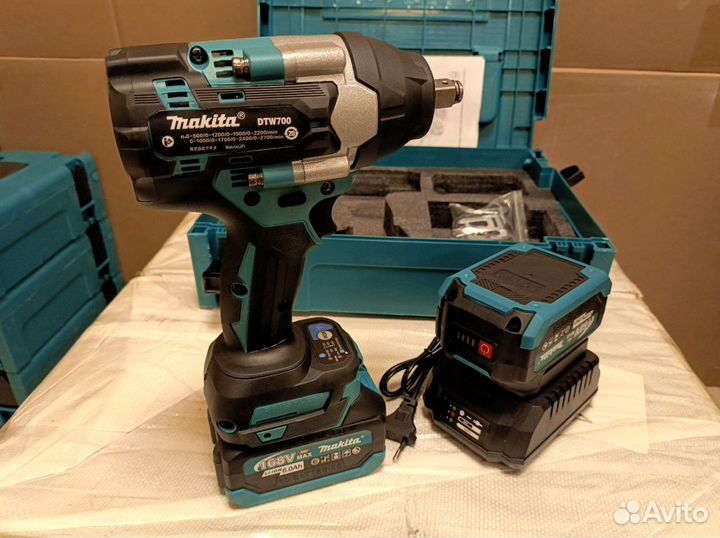 Бесщеточный Гайковерт Makita 700Nm