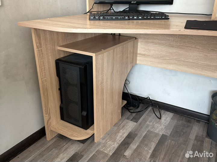 Компьютерный стол со стелажем