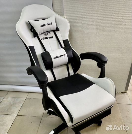 Игровое кресло черно белое