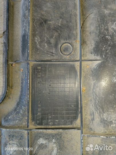 Кожух замка капота toyota