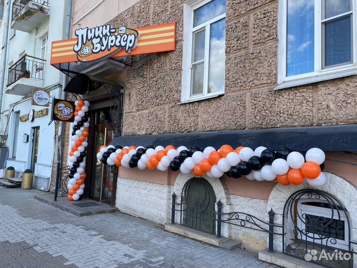 Оформление магазина гирлянда из шаров, арка из шар