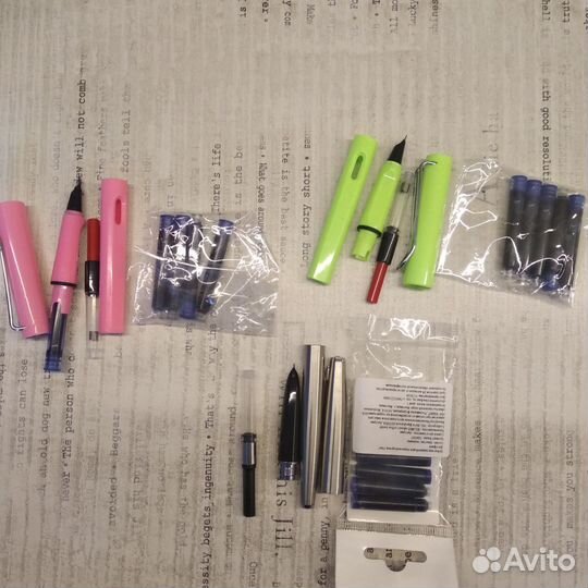 Три перьевые ручки и картриджи с чернилами