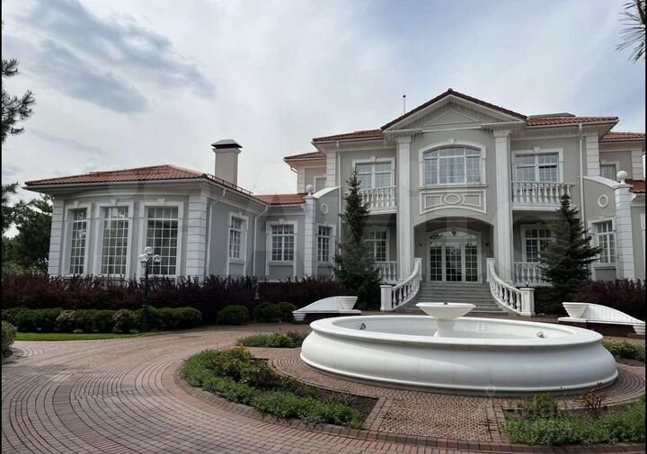 Дом 2200 м² на участке 74 сот.