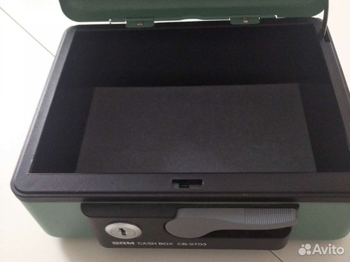 Металлический ящик для хранения денег и ценностей