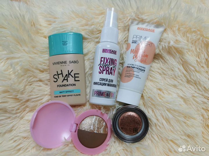 Набор косметики - тон, тени, бронзер