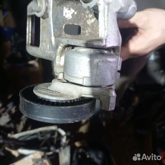 Натяжитель ремня с роликом