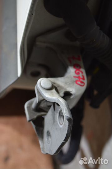 Петля дверная право c Toyota Grand Hiace VCH10W 5VZ-FE