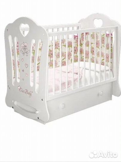 Детская кроватка с маятником и ящиком