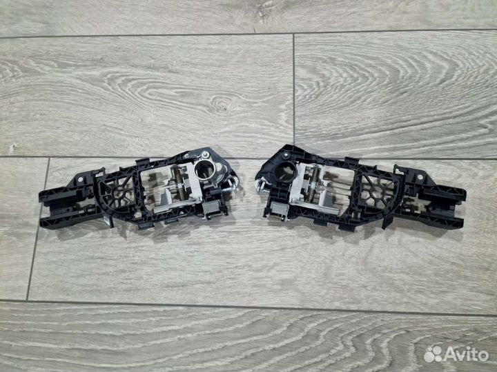 Кранштейн передней ручк двери Volkswagen Passat B6