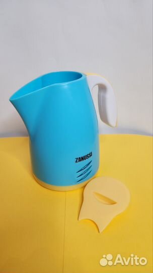 Игрушка Чайник Zanussi 16см + набор салон красоты