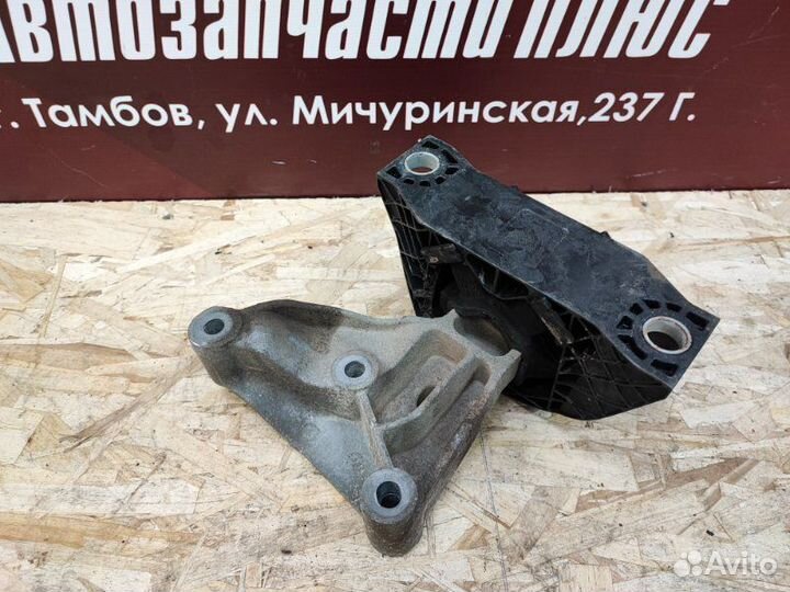 Опора двигателя правая Renault Logan