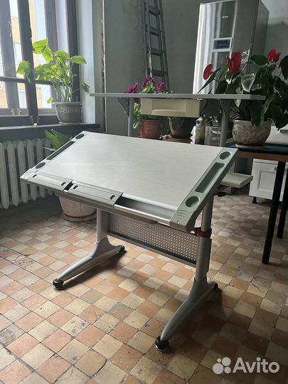Стол ростовой для школьника