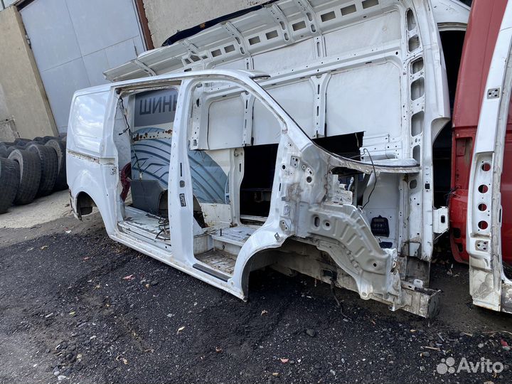 Правый бок Ford Transit Tourneo Custom 12+