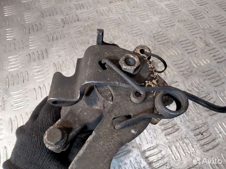 Суппорт задний левый Peugeot 3008