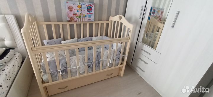Детская кроватка с продольным маятником