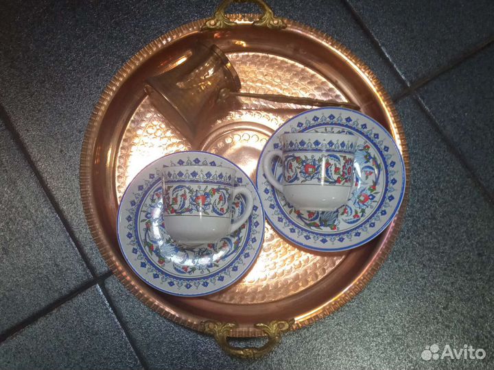 Турка с двумя чашками на блюдцах, на подносе