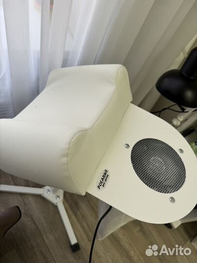 Маникюрный стол и вытяжка