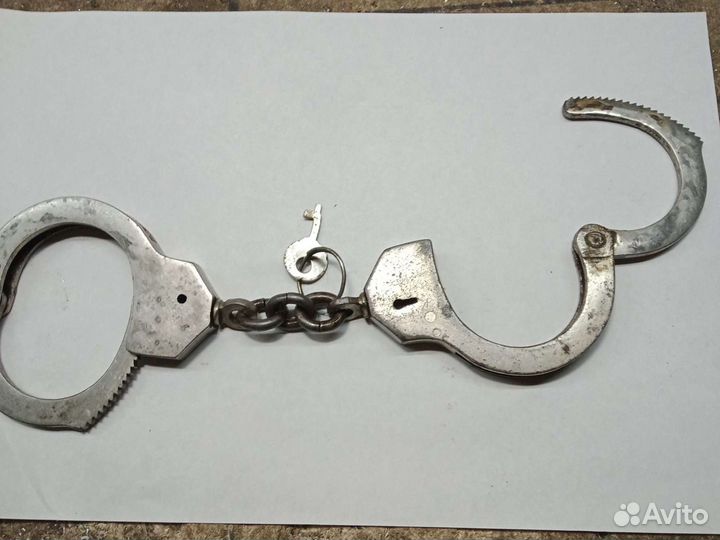 Как открыть полицейские наручники без ключа скрепкой или шпилькой?