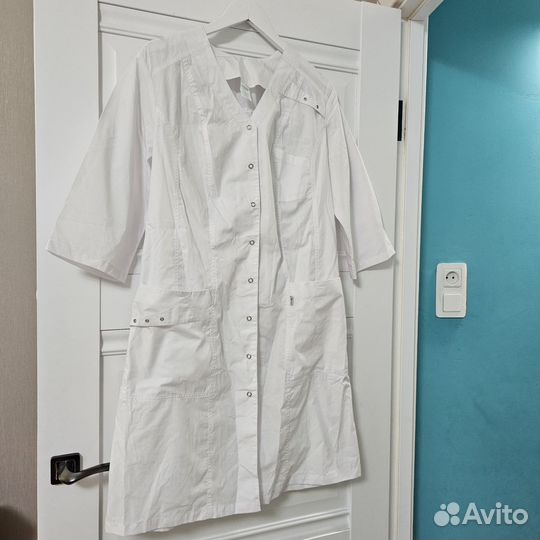 Белый медицинский халат и брюки новое