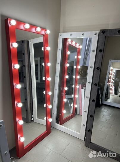 Гримерное зеркало с лампочками