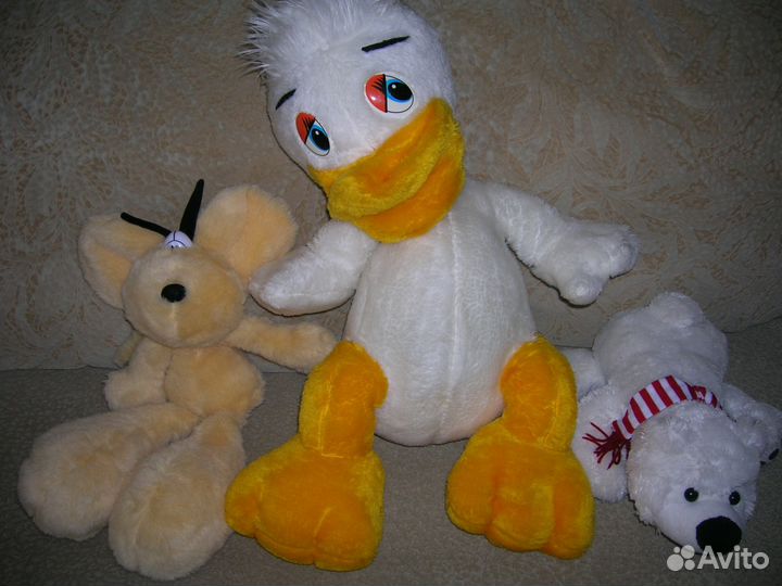 Мягкие игрушки, лопата и клюшки