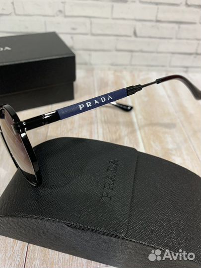 Солнцезащитные очки Prada