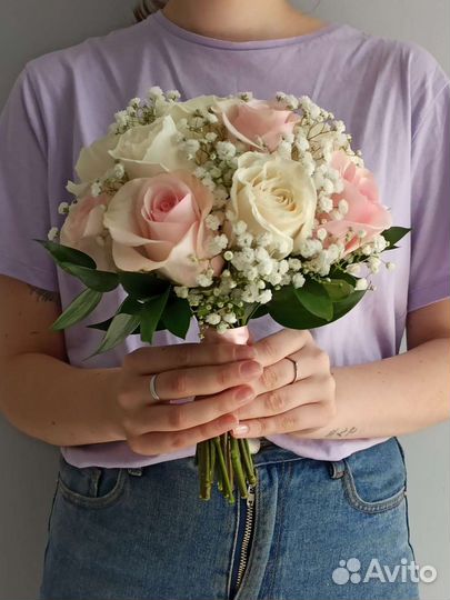 Нежный свадебный букет из роз и гипсофилы