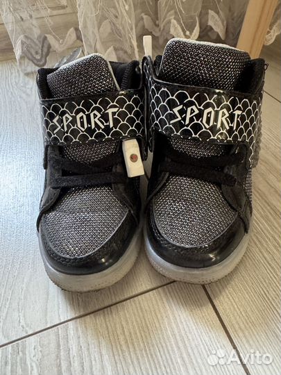 Кроссовки доя девочки 27 размера