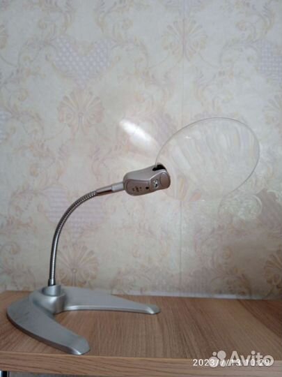 Увеличительное стекло на подставке