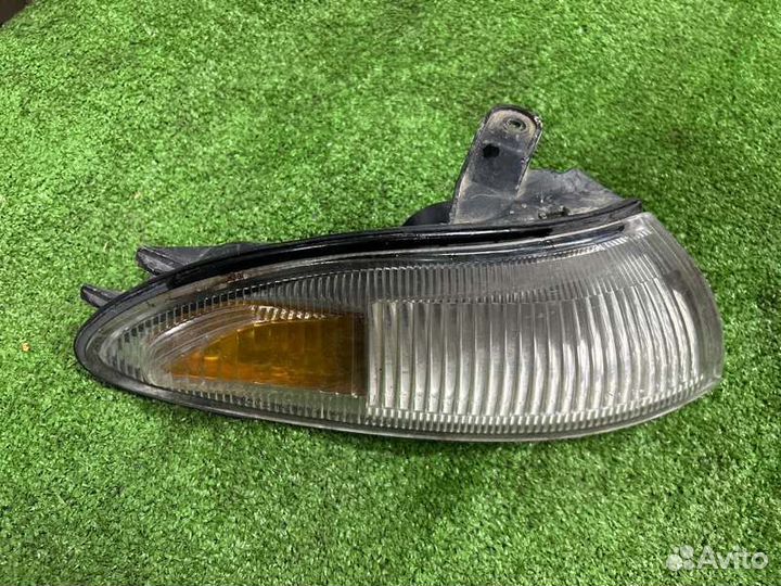 Поворотник передний правый Toyota Sprinter Marino