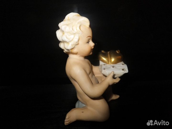 Фарфоровая статуэтка- Путти. N 9823
