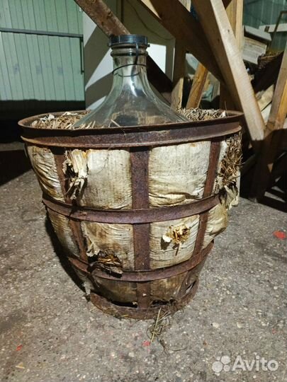 Бутыль стеклянная в обрешётке