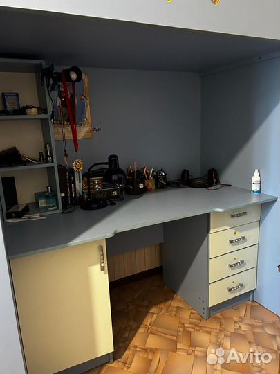 Кровать-чердак со столом и шкафом