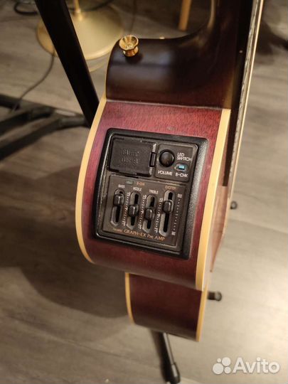 Электроакустическая гитара Takamine EN-30C