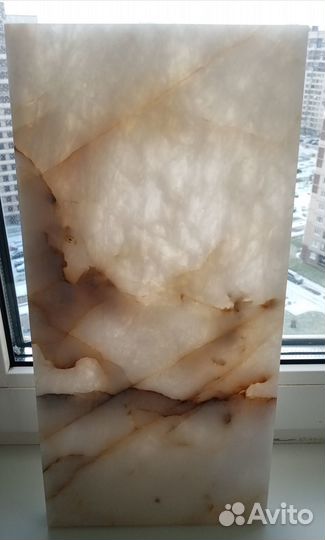 Полочка или подставка из кварцита