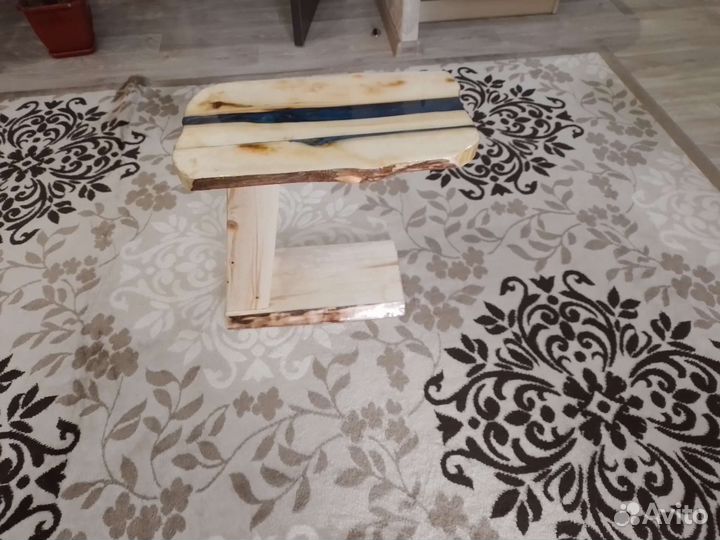 Журнальный столик из массива и эпоксидной смолы