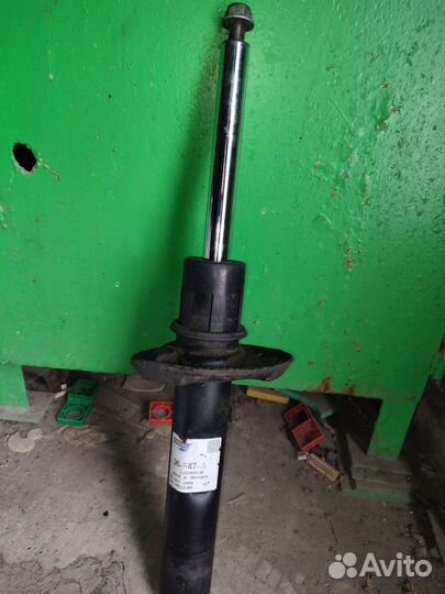 Стойка амортизатора передняя