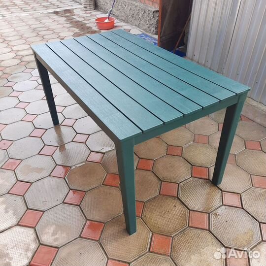 Стол пластик и стулья-кресло