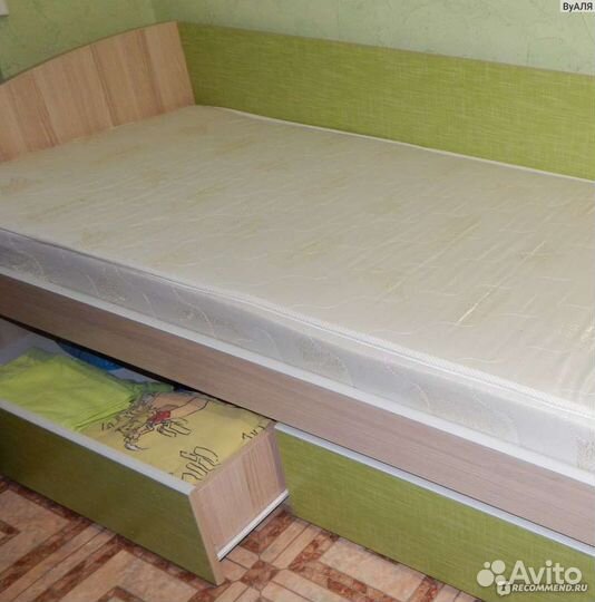 Кровать, стол, полка