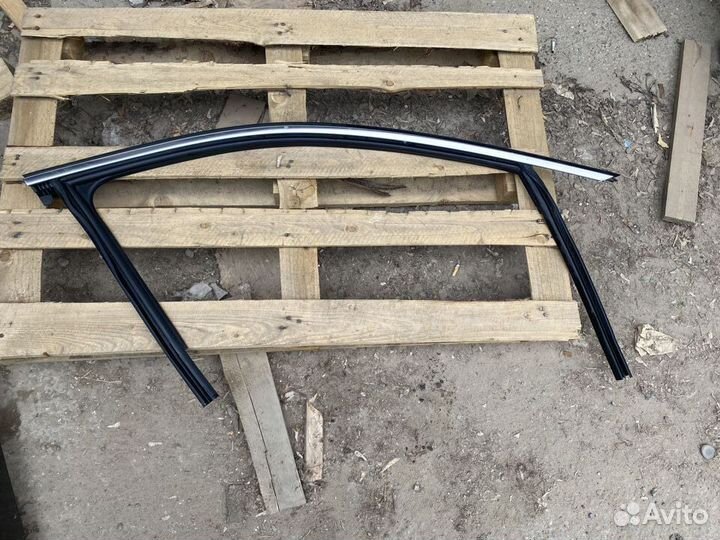 Уплотнитель стекла передней правой двери Audi A4