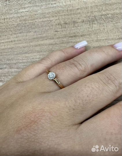 Золотое кольцо с бриллиантом