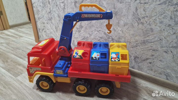 Машина с краном и контейнерами